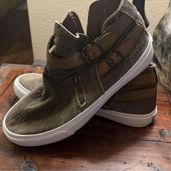 Women’s New Blowfish Malibu canvas hi-top sneakers. Distressed khaki green Sz 8. - Picture 2 of 7